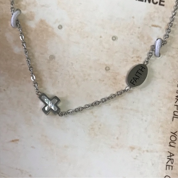 BNWT Mother of Pearl Cross Necklace - Picture 3 of 3